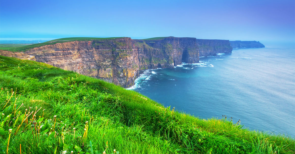 Známe vysoké írske útesy pozdĺž celej krajiny