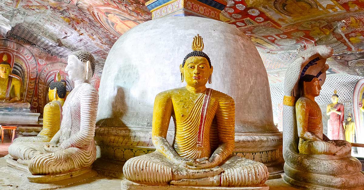 Maľby a sochy budhov v jaskyni