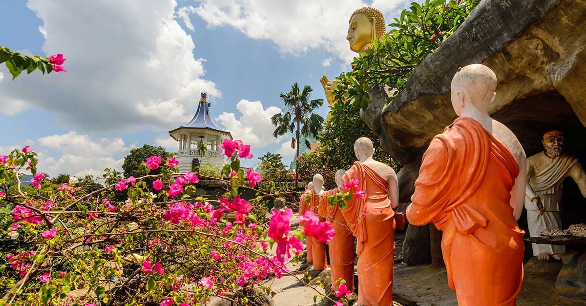 Hlinený mnísi v okolí chrámového komplexu