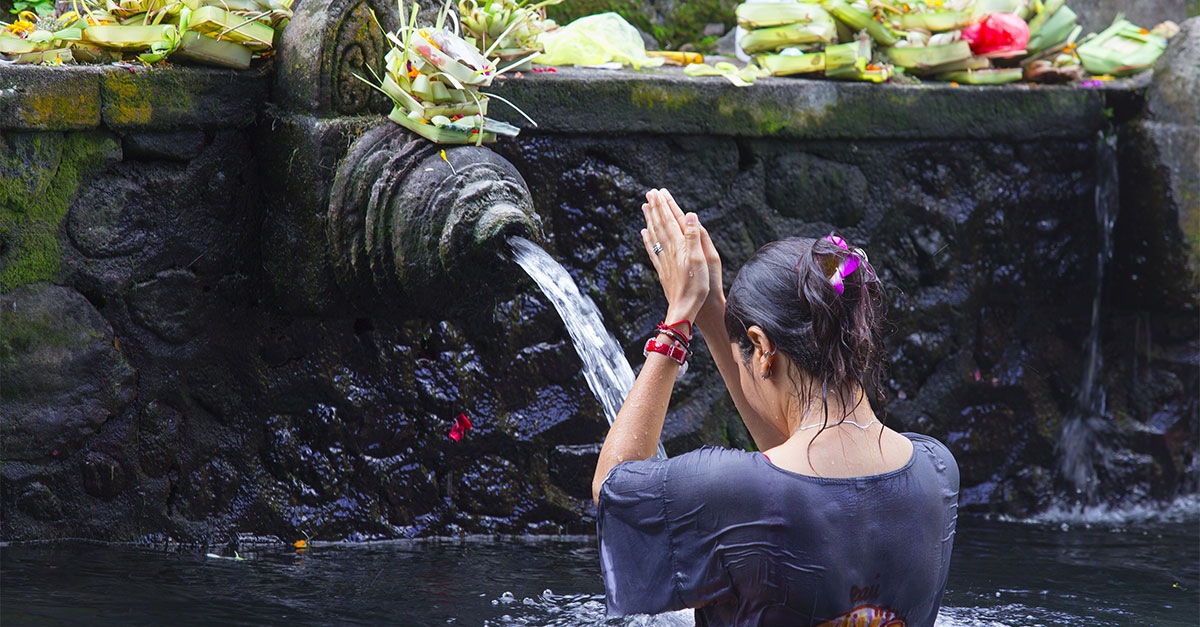 Rituály, obrady a obete miestnych ľudí sú prinášané duchovným ostrova Bali