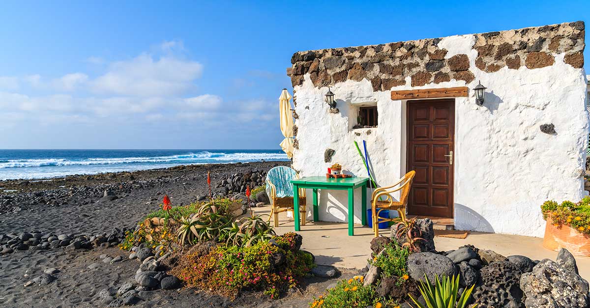 Plážový domček na čiernom piesku v okolí mesta Lanzarote.