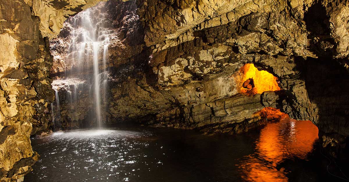 Vodopád v jaskyni Smoo Cave