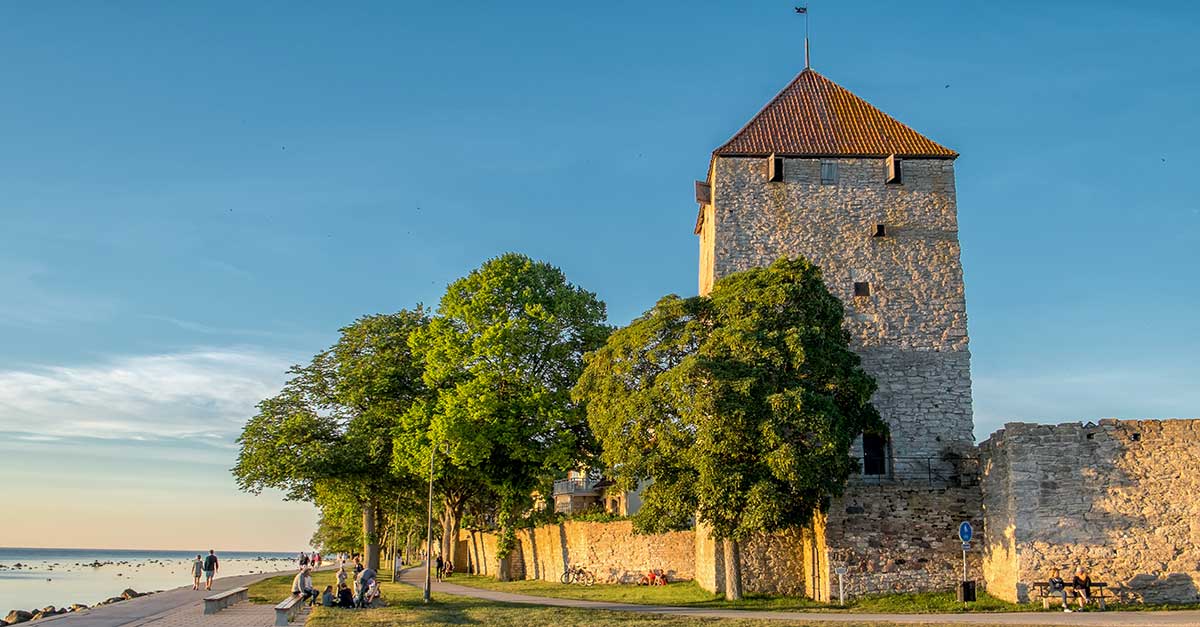 Stredoveké kamenné hradby ochraňujúce mesto