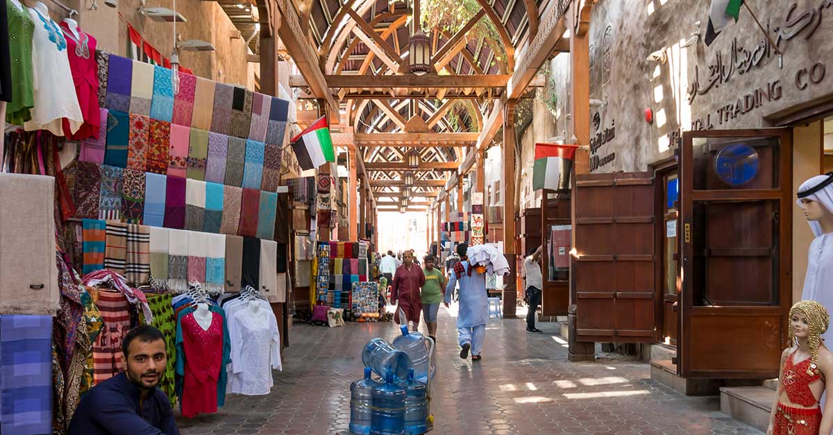 Staré centrum Dubaja poprepletané miestnymi obchodmi a predajcami rôzneho oblečenia.