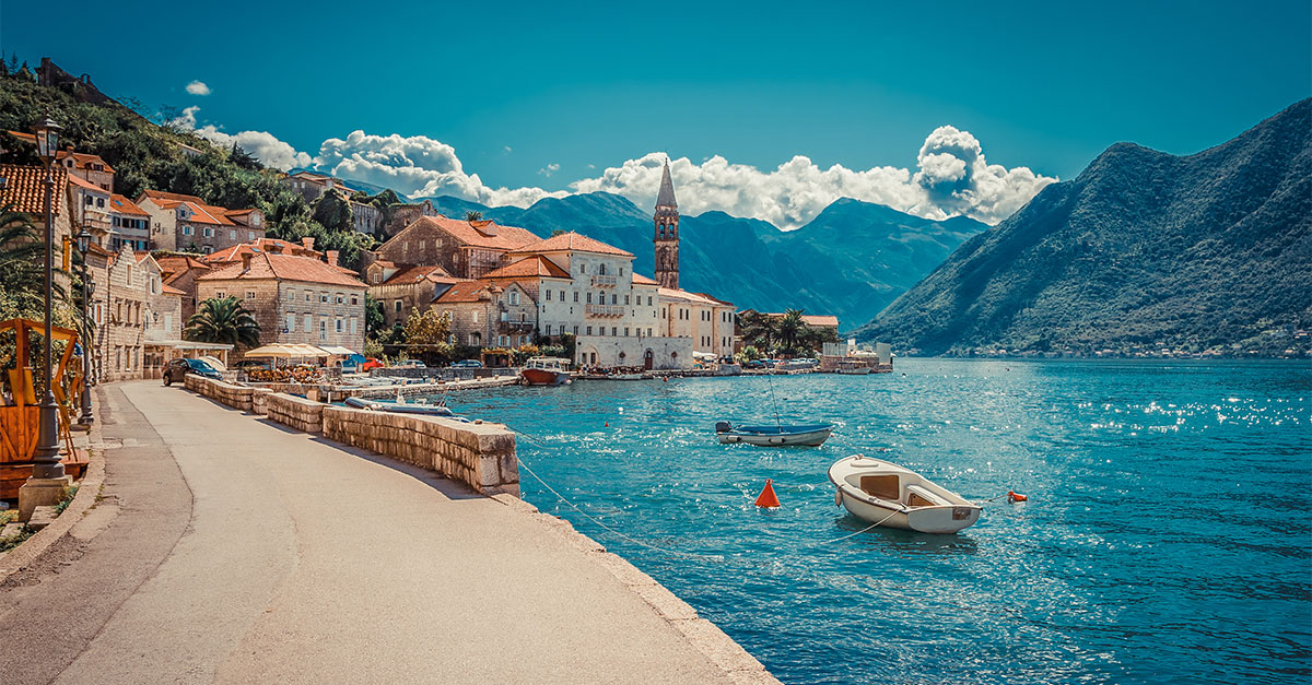 Nábrežie starého mesta Kotor v objatí stredozemného mora a hôr.