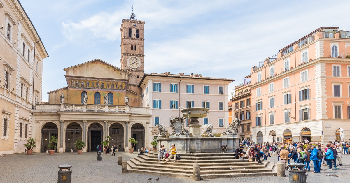 Umelecká štvrť Trastavere na ulici Piazza di Santa Maria