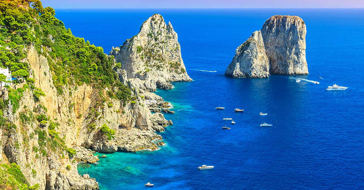 Úchvatné skalnaté útvary Faraglioni na Capri