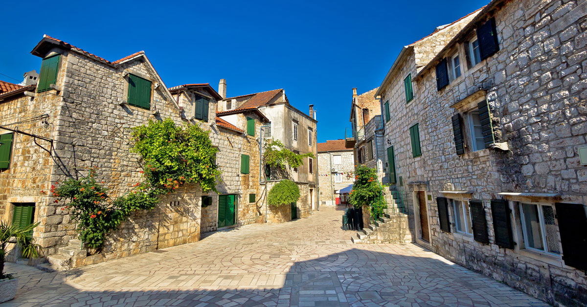 Romantické uličky mesta Stari Grad na ostrove Hvar