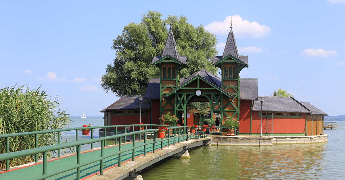 Prechádzka po móle na jazere Balaton