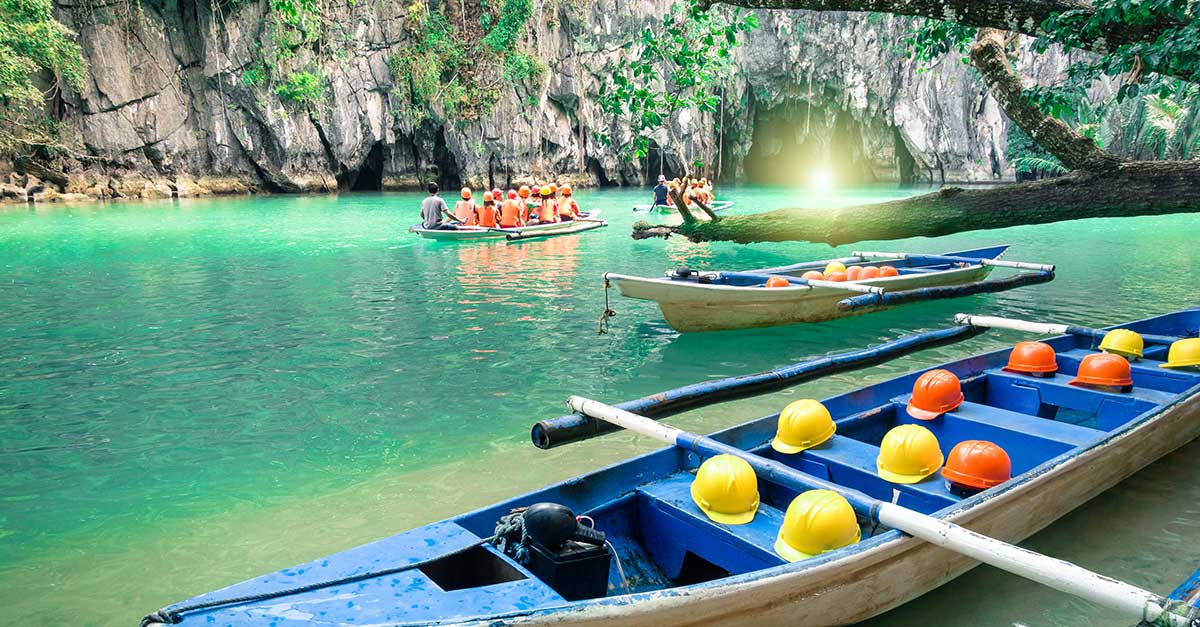 Výlet turistov do jaskyne