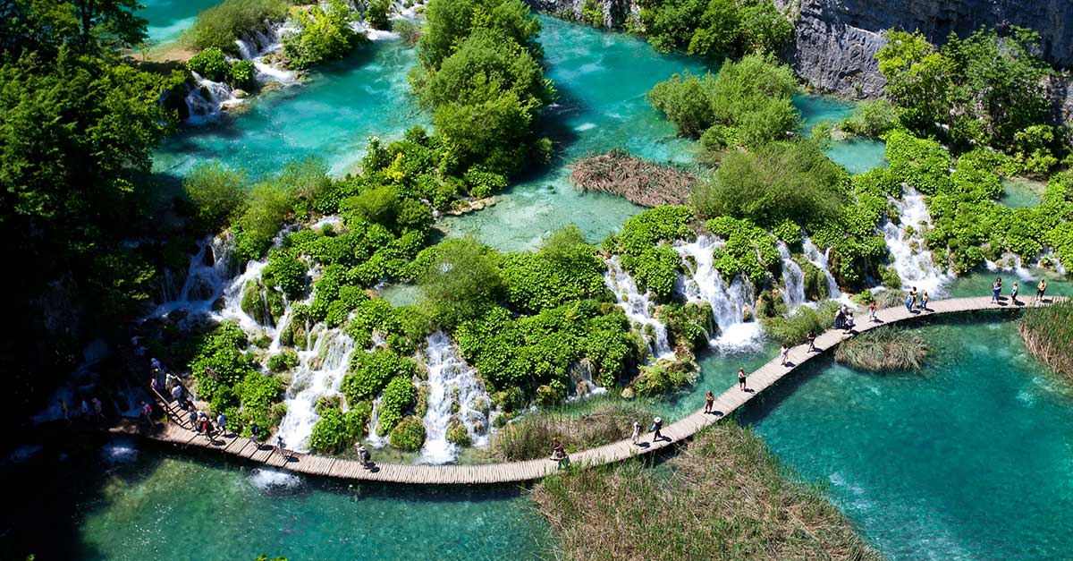 Turistické chodníky cez jazerá v národnom parku - Plitvice