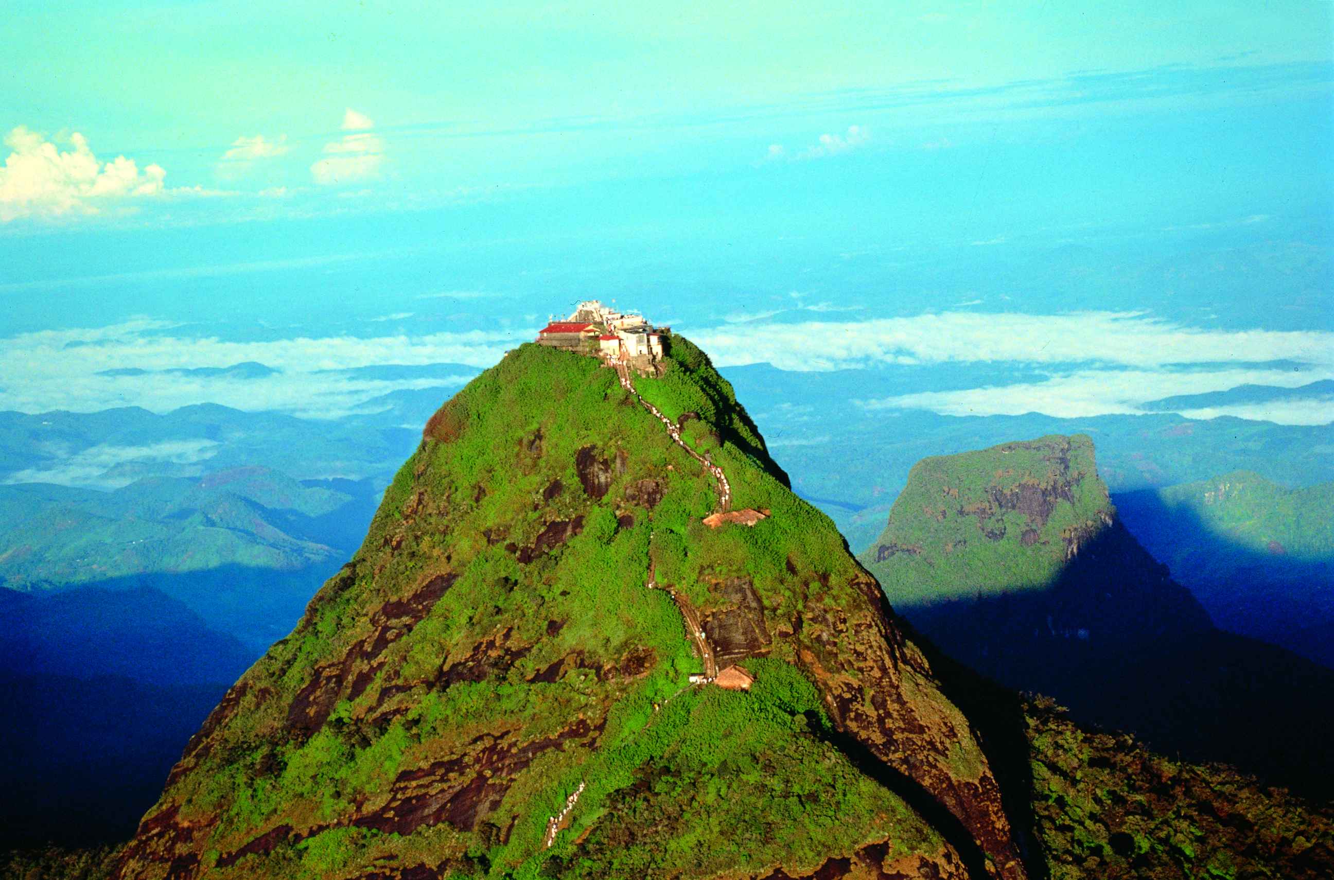 Výstup na Adamovu horu ako jeden z cieľov turistov pri návšteve ostrova