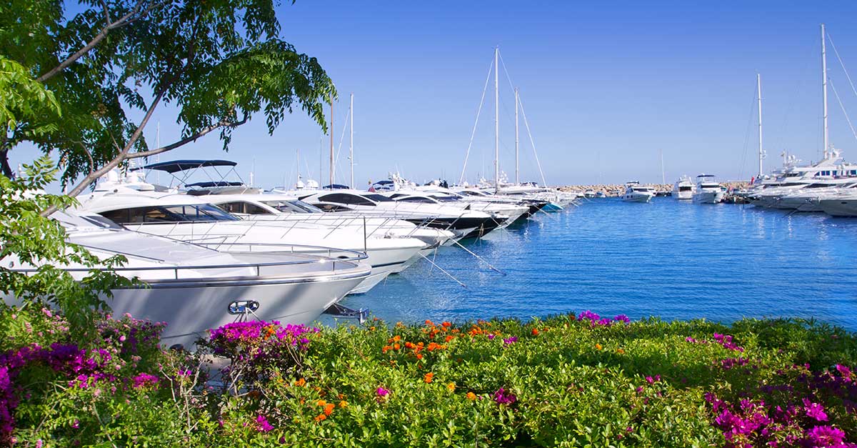 Prístav posiaty luxusnými jachtami v Port d'Alcúdia.