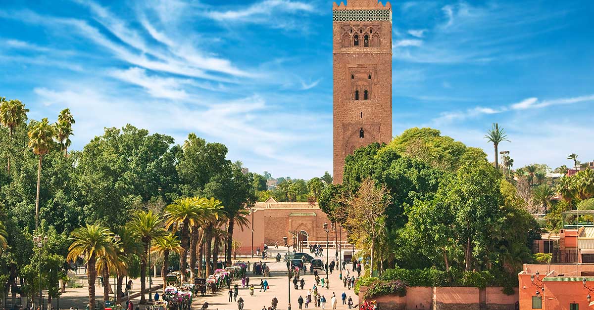 Marocký minaret v obkľúčení miestnych trhov a rušného života v meste.