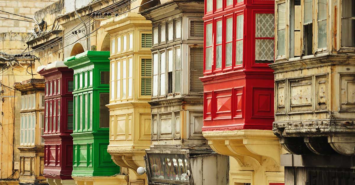 Ulice posiate farebnými a vytesanými drevenými balkónami nájdete na každom rohu, kde sa len obzriete.