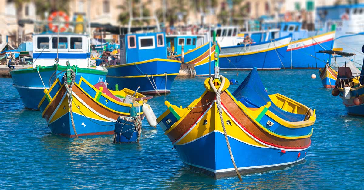 Maltské rybárske loďky si vás nájdu všade.