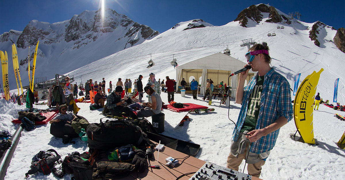 Tirolskké lyžiarske stredisko Ischgl v obkľúčení alpských štítov.