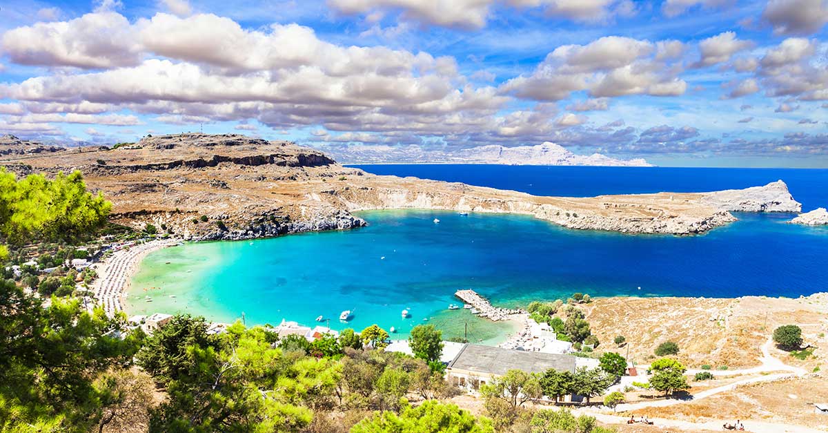 Pláž a zátoka v Lindos na ostrove Rhodos