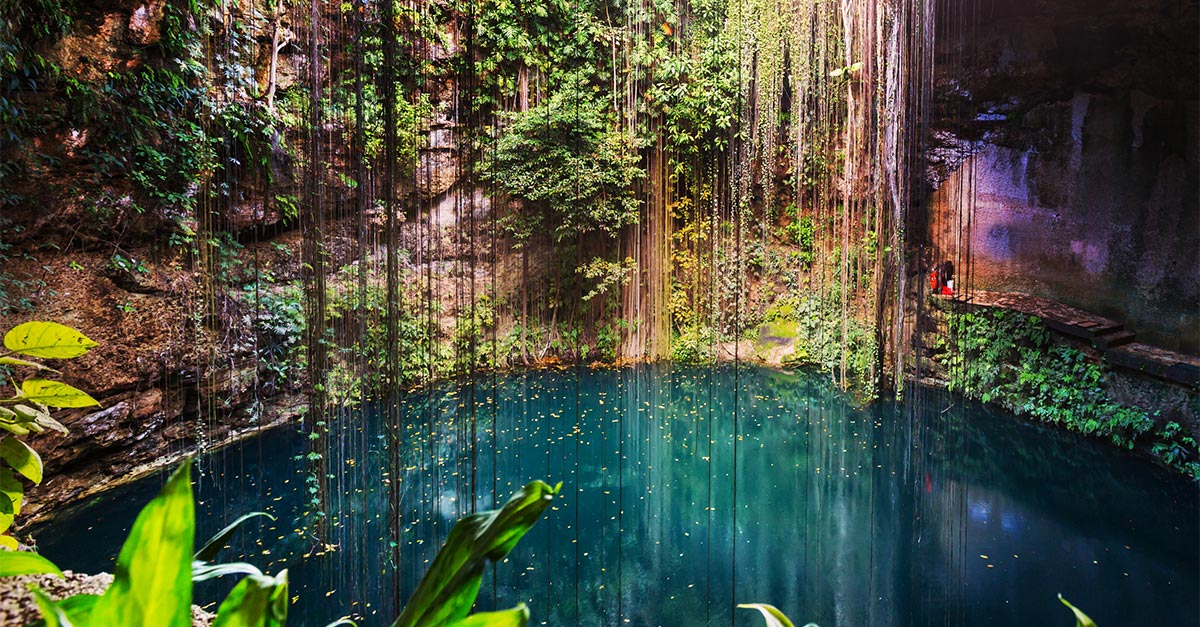 Tajuplné jaskyne "cenotes" su roztrusene po celom Yucatane