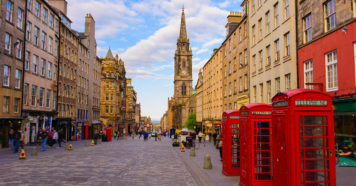 Royal Mile je hlavnou tepnou pre obchodíky, bary a miestne krčmy.