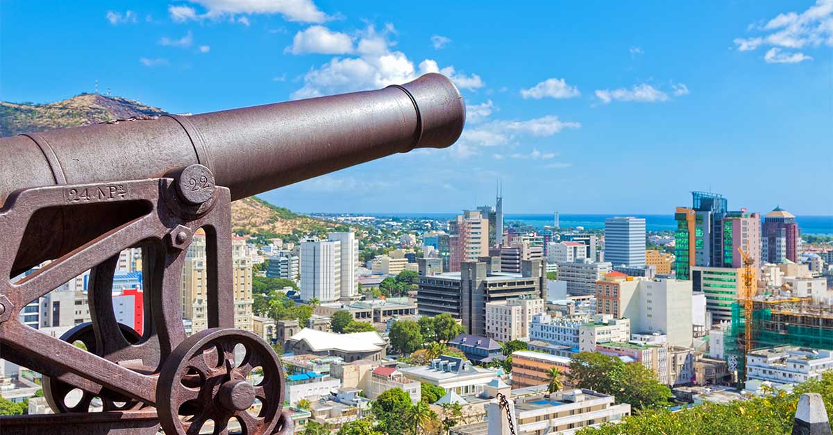 Vyhľad na pestrofarebné hlavné mesto Port Louis.