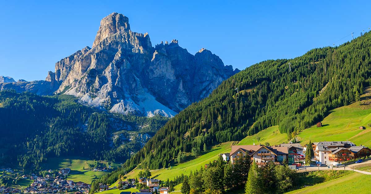 Turistika a príroda po alpských vrcholoch.