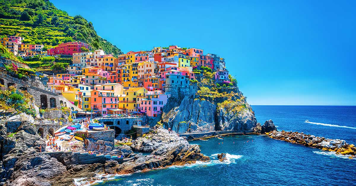 Pestrofarebné talianske prímorské mestečko Cinque Terre.