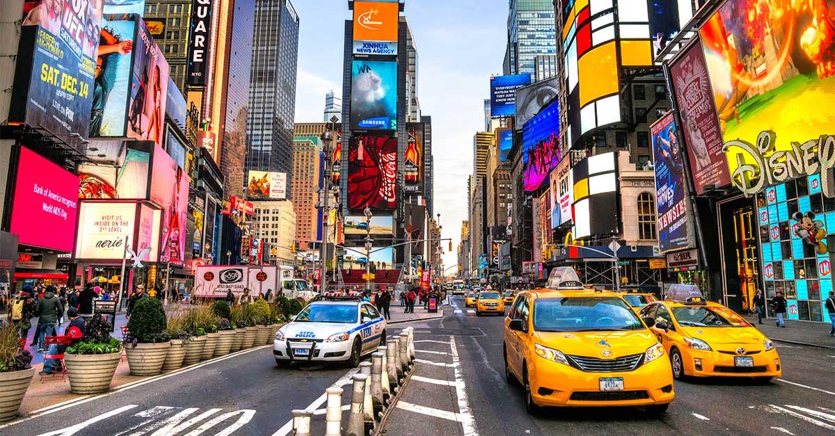 Vždy rušná a pestrofarebná obchodná ulica na Times Square.